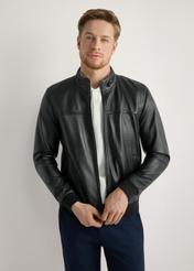 Pánska čierna kožená bunda KURMS-0392-99(W26) - pohľad spredu na produkt, na modelke, na svetlom pozadí. Viditeľná polovica siluety.