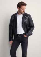 Pánska kožená motorkárska bunda KURMS-0179L-5427(KS), pohľad spredu na produkt na modelke. Viditeľná polovica siluety.