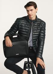 Čierna pánska taška TORMN-0374-99(Z25), pohľad spredu na produkt na modelke, viditeľná polovica siluety.