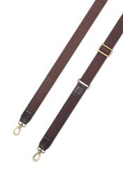 Hnedá pánska kožená taška TORMS-0504-1I(W26), pohľad na produkt s popruhom na bielom pozadí.