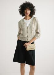 Malá béžová dámska kožená kabelka TORES-1044-1B(W26) - pohľad spredu na produkt, na modelke, na svetlom pozadí. Viditeľná silueta po polovičnú dĺžku.