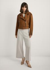 Kožená motorkárska bunda v koňakovej farbe KURDS-0610-1F(W26), pohľad spredu na modelku. Viditeľná celá postava.