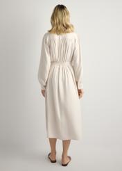 Svetlobéžové dámske midi šaty SUKDT-0269-1A(W26), pohľad na modelku zozadu. Viditeľná polovica siluety.