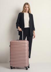 Veľký kufor na kolieskach WALAB-0081-5X-28(W26), pohľad spredu na produkt vedľa siluety modelky.