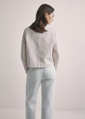 Svetlobéžová dámska ľanová bunda KURDT-0652-1A(W26), pohľad zozadu na modelku. Viditeľná polovica siluety.