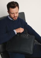 Priestranná pánska taška z čiernej kože TORMS-0471-99(Z25), pohľad spredu na produkt na modeli, viditeľná polovica siluety.