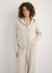 Dámska béžová mikina s kapucňou BLZDT-0120-1A(W26), pohľad spredu na produkt na modelke. Viditeľná polovica siluety.