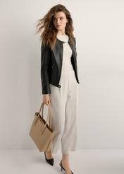 Dámska nákupná taška tmavo béžovej farby TOREC-0938-1C(W26), diagonálny pohľad na produkt na modelke, viditeľná celá silueta.
