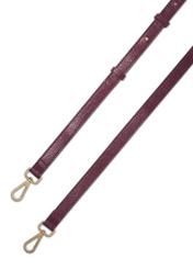 Klasická dámska kožená kabelka v bordovej farbe TORES-1371-4D(Z26), pohľad na produkt s popruhom na bielom podklade.