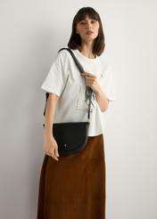 Čierna kožená dámska kabelka TORES-0895D-99(Z25), pohľad na produkt na ramene modelky. Viditeľná polovica siluety.