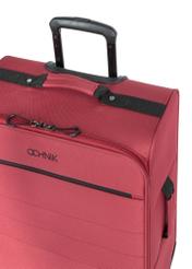 Stredne veľký kufor na kolieskach WALNY-0045-4B-24(W26), detailný záber na rukoväť produktu na bielom pozadí.