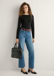 Čierna dámska taška na notebook TOREC-1209-99(W26), pohľad na produkt v ruke modelky. Viditeľné celé telo.