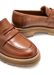 Dámske kožené mokasíny v koňakovej farbe BUTYD-1187-1F(Z26), detailný záber produktu na bielom podklade.