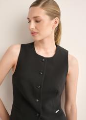 Elegantná čierna dámska vesta KAMDT-0040-99(Z26), pohľad spredu na produkt na modelke. Viditeľná polovica siluety.