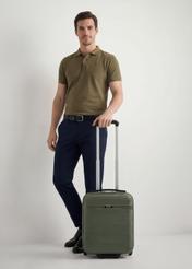 Príručný kufor na kolieskach WALAB-0040-55-16(W25), pohľad na produkt spredu vedľa modelu, viditeľný je celý model.