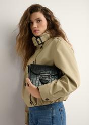 Dámska čierna krokodília kabelka cez rameno TOREC-0880-9G(W26) - pohľad spredu na produkt, ktorý drží modelka, na svetlom pozadí. Viditeľná je polovica siluety.