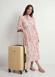 Stredný kufor na kolieskach WALAB-0083-2B-24(W26), diagonálny pohľad na produkt vedľa siluety modelky.