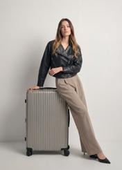 Veľký kufor na kolieskach WALAB-0073-2X-28(W26), pohľad na produkt spredu vedľa modelu, viditeľná je celá silueta.