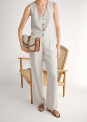 Dámske žabky s pleteným vzorom v ťavej farbe BUTYD-0903C-1D(W26), pohľad spredu na produkt na nohách modelky.