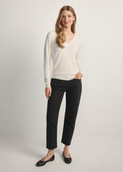 Dámske čierne džínsy JEADT-0011-99(W26), pohľad spredu na produkt na modelke. Viditeľné celé telo.