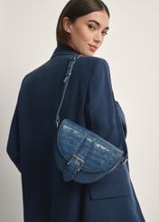 Námornícka modrá kabelka z krokodílej kože TORES-0707F-7D(W26), pohľad spredu na produkt na modelke, viditeľná polovica siluety.