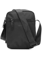 Čierna pánska taška cez rameno TORMN-0391-99(W26) - pohľad na produkt spredu, na bielom pozadí.