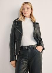 Dámska čierna kožená bunda KURDS-0184-99(KS), pohľad spredu na produkt na modelke. Viditeľná polovica siluety.