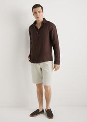 Hnedá pánska ľanová košeľa KOSMT-0321A-1I(W26) - pohľad spredu na produkt, na modelke, na svetlom pozadí. Viditeľná celá silueta.