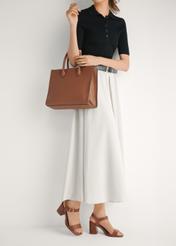 Dámske hnedé kožené sandále BUTYD-1178-1D(W26), bočný pohľad na produkt na nohách modelky.