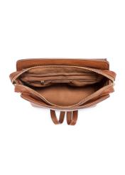 Dámsky batoh v koňakovej farbe TOREC-1198-1F(W26), pohľad na produkt vo vnútri na bielom pozadí.