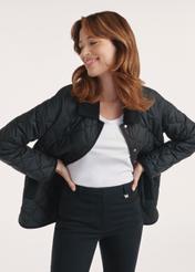 Čierna dámska prešívaná bunda s kapucňou KURDT-0588-99(Z25), pohľad spredu na produkt na modelke, viditeľná polovica siluety.-02