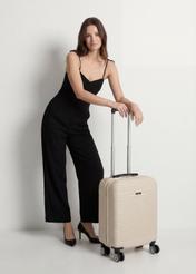 Malý kufor na kolieskach WALAB-0040-0C-19(W26), pohľad na produkt spredu vedľa modelu, viditeľná je celá silueta.