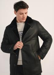 Čierny pánsky kabát z ovčej kože z pravej kože KOZMS-0026-3191(Z25) - pohľad spredu na výrobok, na modeli, na bielom pozadí. Viditeľná polovica siluety.