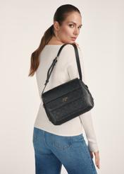 Elegantná kabelka cez rameno TOREC-0860A-98(Z25), pohľad spredu na produkt na modelke, viditeľná polovica siluety.