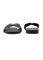 Čierne dámske šľapky s prešívaním BUTYD-1223-99(W26), pohľad spredu a zozadu na výrobok na bielom pozadí.