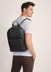 Čierny pánsky kožený batoh TORMS-0472-99(Z25), pohľad na produkt spredu na modeli, viditeľná polovica siluety.