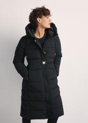 Dlhá čierna dámska bunda KURDT-0602-99(Z25), pohľad spredu na produkt na modelke. Viditeľná polovica siluety.