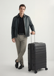 Veľký kufor na kolieskach WALPP-0024-99-28(W26), pohľad na produkt spredu s modelom, viditeľná celá silueta.