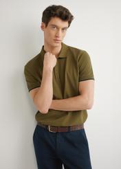 Bavlnené polo tričko khaki POLMT-0045B-8D(W26) - pohľad na produkt spredu, modelované na svetlom pozadí. Viditeľná silueta po pás.