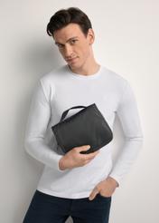 Pánska tmavosivá kozmetická taška TORMN-0370-95(Z25) - pohľad spredu na produkt, ktorý drží modelka, na svetlom pozadí. Viditeľná je polovica siluety.