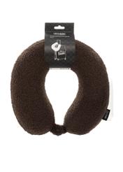 Mäkká hnedá opierka hlavy AW-014-0003-1H(W26), pohľad na produkt s obalom na bielom pozadí.