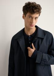 Pánska tmavomodrá zateplená bunda KURMT-0408-7D(W26) - pohľad spredu na výrobok, modelovaný na svetlom pozadí. Viditeľná je polodlhá silueta.