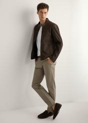 Hnedá pánska semišová bunda KURMS-0396-1I(W26) - bočný pohľad na produkt, na modelke, na svetlom pozadí. Viditeľná celá silueta.