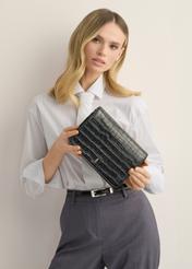 Dámska čierna kožená kabelka TORES-1324-9G(Z26), pohľad na produkt v rukách modelky. Viditeľná polovica siluety.