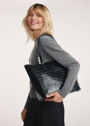 Dámska kožená nákupná kabelka TORES-0939F-9G(W26), pohľad spredu na produkt na modelke, viditeľná polovica siluety.