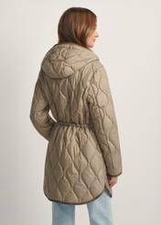 Dámska prešívaná bunda tmavo béžovej farby KURDT-0654-1B(W26), pohľad na modelku zozadu. Viditeľná polovica siluety.