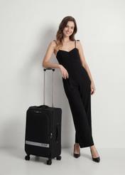 Stredný kufor na kolieskach WALNY-0044-99-24(W26), diagonálny pohľad na produkt vedľa siluety modelky.