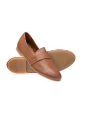 Dámske kožené mokasíny v koňakovej farbe BUTYD-1074A-1F(W26), diagonálny pohľad na produkt na bielom podklade.