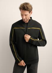 Pánska čierna mikina na zips so stojačikom BLZMT-0082-99(Z26), pohľad spredu na produkt na modelke. Viditeľná polovica siluety.