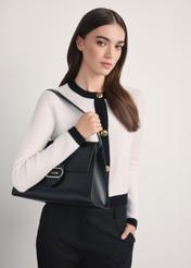 Elegantná čierna dámska kabelka TOREC-1068-99(Z25) - diagonálny pohľad na produkt na modeli, na bielom pozadí. Z boku je viditeľná polovica siluety.